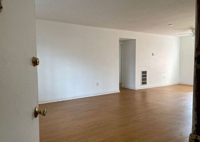 Building Photo - Available 7/1. 2 BR/2 BA in a FANTASTIC Lo...