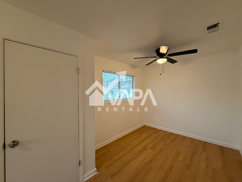 Building Photo - 4926 Lark Ave