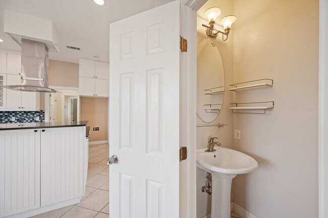 Building Photo - 13819 Lakeview Meadow Dr