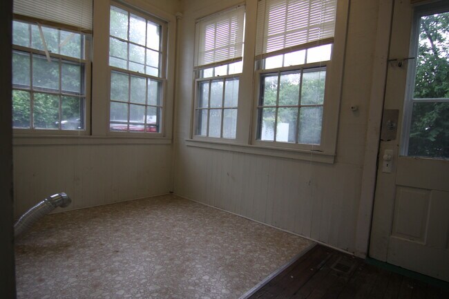 Building Photo - 2 Bedroom Home For Rent 1 Block From APSU!
