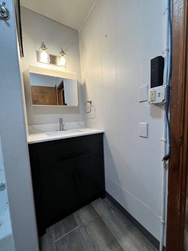 Building Photo - Newly Renovated Studio in the Hip Strip!