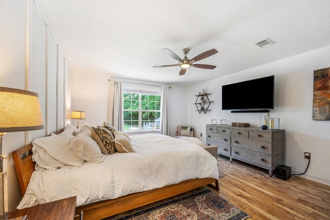 Building Photo - "Coastal Elegance Awaits: Spacious 4-Bed Oasis with $400.00 Off First Full Months Rent!"