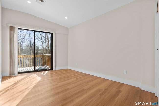 Building Photo - 937 Post Rd