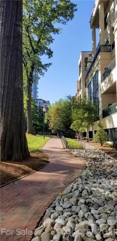 Building Photo - Room in Apartment on N Poplar St