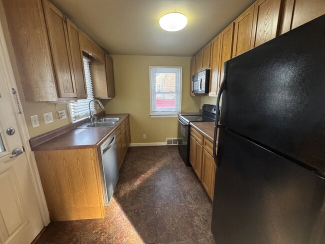 Building Photo - Charming & Cozy 1-Bedroom Retreat in Brooklyn Center – Perfect for Simplified Living!