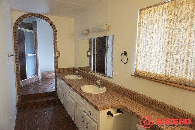 Building Photo - 3 Bedroom Home Off Ming and Ashe Rd!