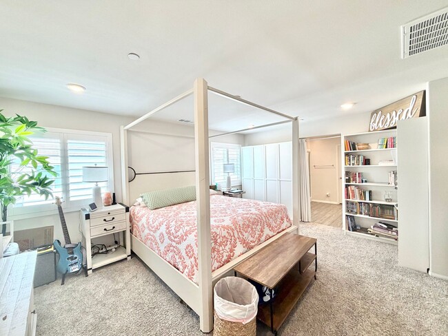 Building Photo - Modern 5 Bedroom 3 Bathroom Home in Tierra Del Sol with INCLUDED Solar & Low-Maintenance Living