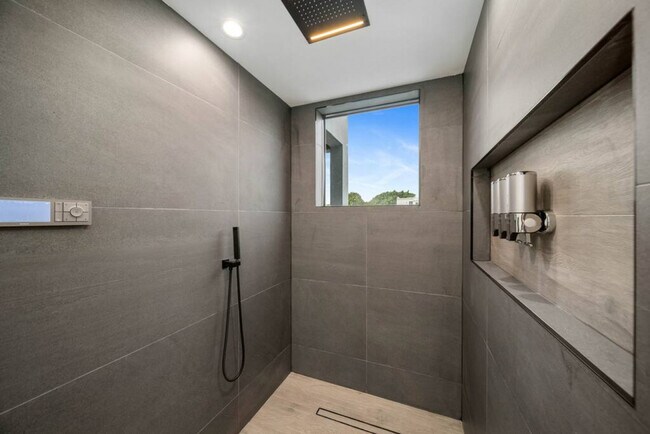 Building Photo - 601 NE 16th Ave