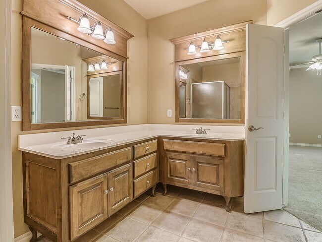 Building Photo - Spacious Edmond Gem with Bonus Room & Cove...