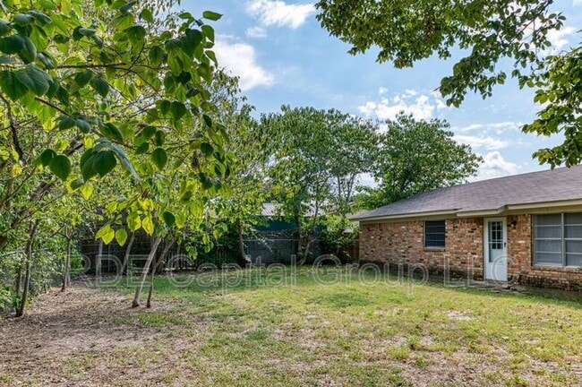 Building Photo - 8013 Emerald Hills Way