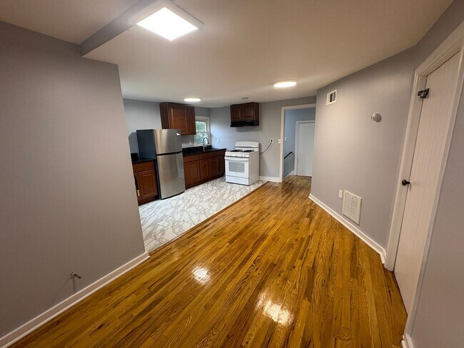 Building Photo - 347 Norwood Ave