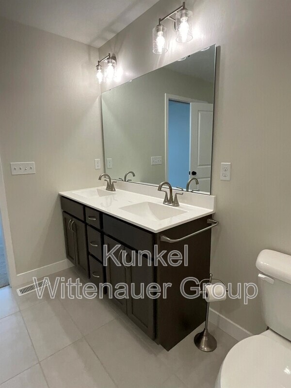 Building Photo - 808 Applewood Creek Dr