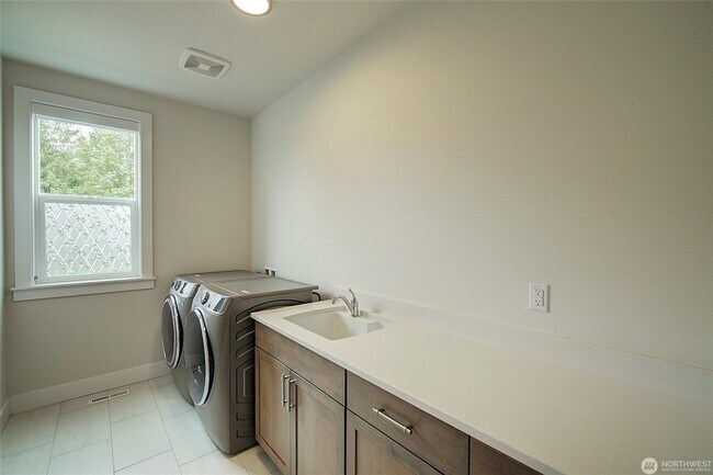 Building Photo - 5Bd/4Ba Bellevue House