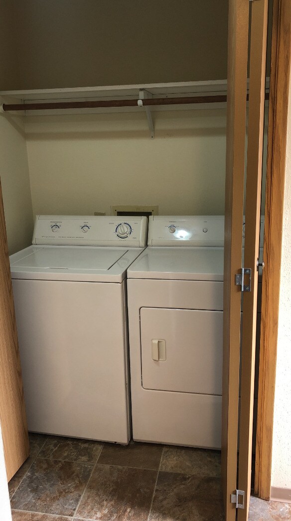 Building Photo - 852 SW Maple Tree Dr