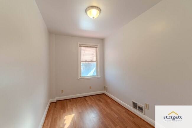 Building Photo - 751 Yale Ave