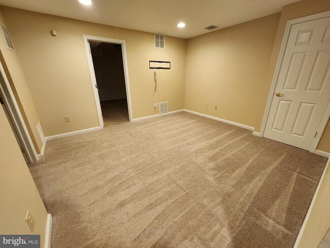 Building Photo - 254 Sayre Dr