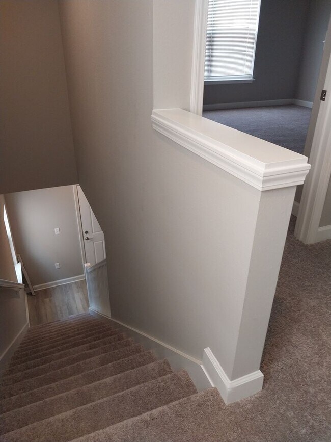 Building Photo - Gorgeous 3 Bedroom 2.5 Bath Townhome
