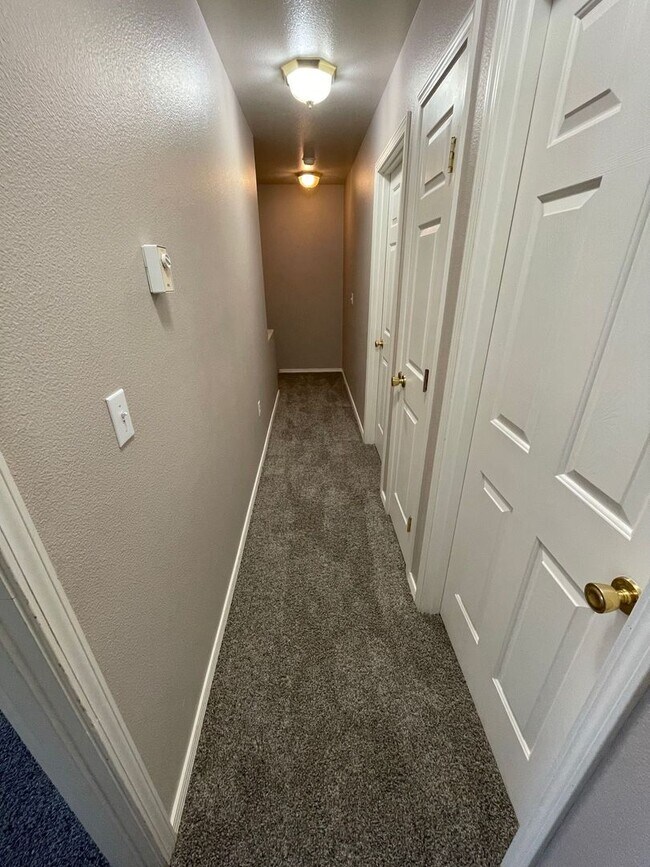 Building Photo - 3 Bedroom, 2.5 Bath Single Family Home