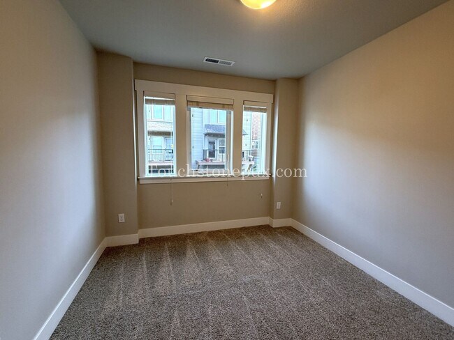 Building Photo - Charming 3 Bed, 2 Bath Townhome with Garage in Beautiful Sandy