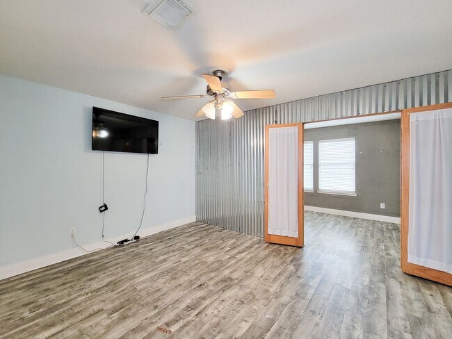 Building Photo - Welcome to this beautifully maintained home offering flexible living with 4/5 spacious bedrooms a...