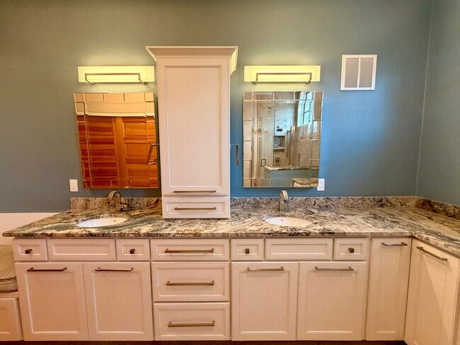 Building Photo - ABSOLUTELY BEAUTIFUL 4-Bedroom Townhome in the Highly Sought-After Prospect Neighborhood!