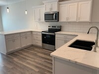 Building Photo - Zero entry ranch townhome with 2 stall garage. Laundry on main level, 2 bedrooms/2.5 bath in SE L...