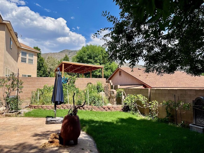 Building Photo - 12408 Mangas Trail NE