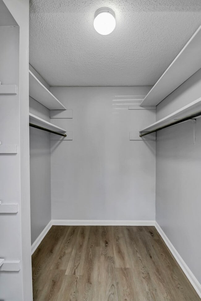 Building Photo - Walkable Downtown Lexington Living in Shadow Moss | Ground-Floor 2BR Retreat - Water sewer & tras...