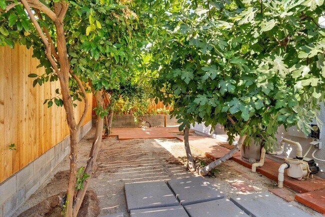 Building Photo - 52030 Avenida Madero