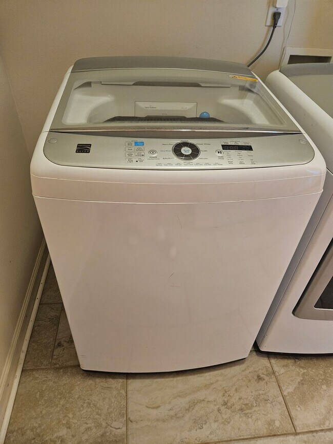 Building Photo - Stunning Executive Custom Built Home with Elite Appliances