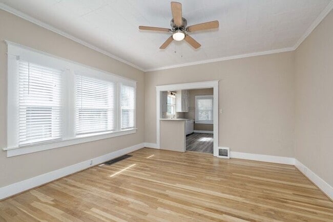 Building Photo - 453 Moran St