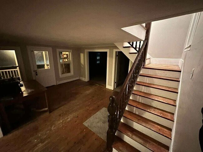 Building Photo - 5 bedroom house