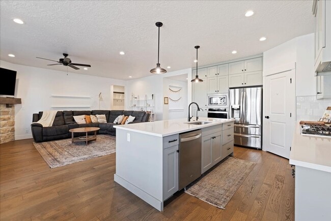 Building Photo - 5 Bed 3 bath Golf Course Neighborhood