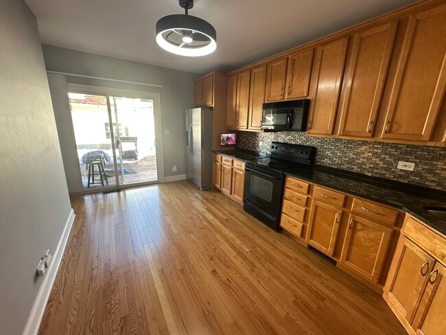 Building Photo - 5042 W Argyle St