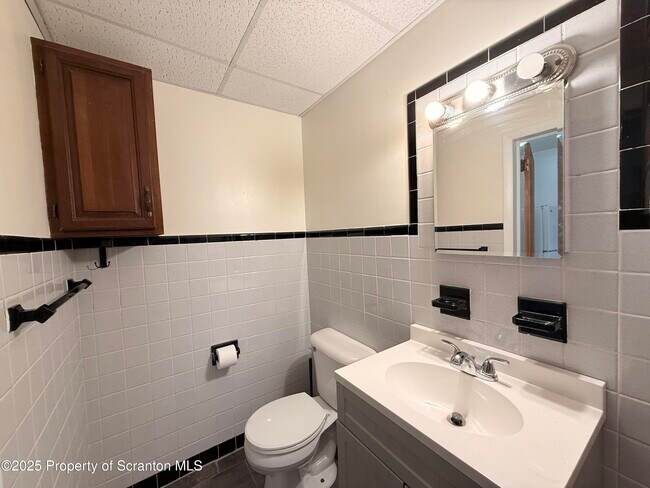 Building Photo - 629 Clay Ave