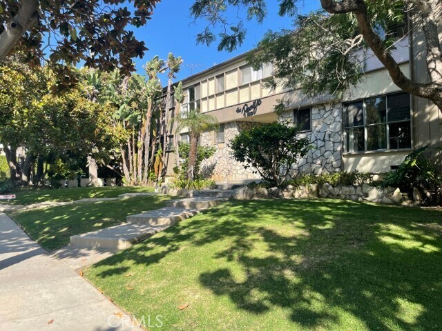 Building Photo - 630 San Vicente Blvd