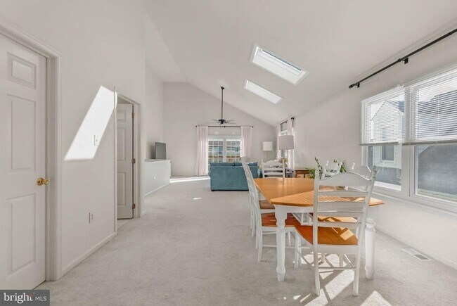 Building Photo - 413 W Beach Ave