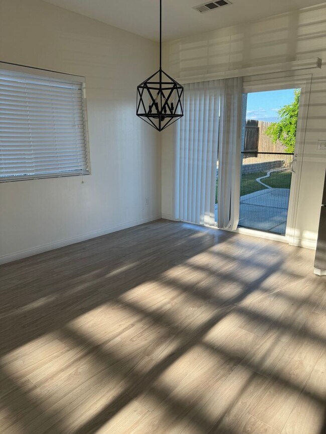 Building Photo - BEAUTIFUL 3 BEDROOM SINGLE FAMILY HOME