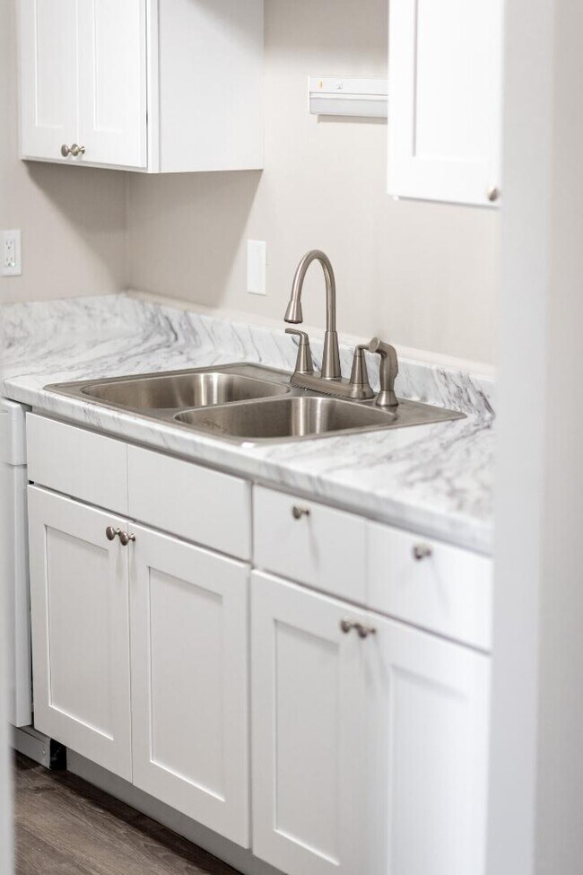 Building Photo - Everett Apartments - 119-07