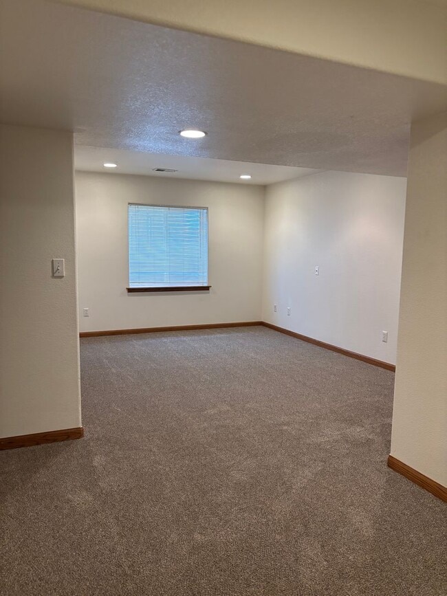 Building Photo - Spacious 2-Bedroom & 3 Bathroom Home – Move-In Ready