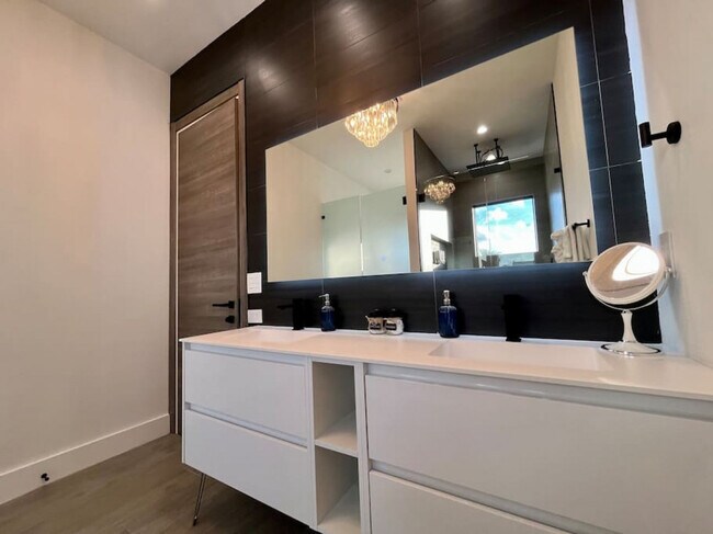 Building Photo - 648 NE 16th Terrace