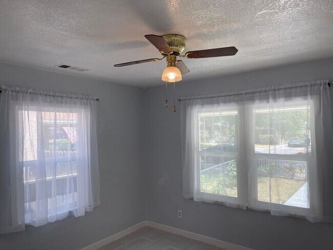 Building Photo - Coming Soon Modesto Renovated 3 Bedroom 1 ...