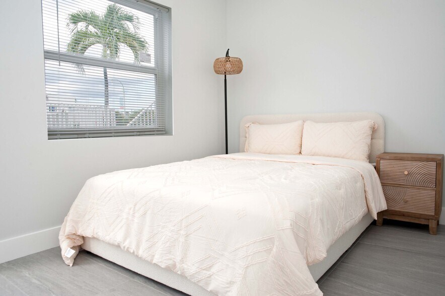 Building Photo - 4051 N Ocean Dr