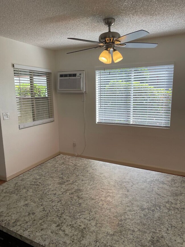 Building Photo - Bright and Charming 3 Bedroom 2 Bath Condo with Patio and A/C!