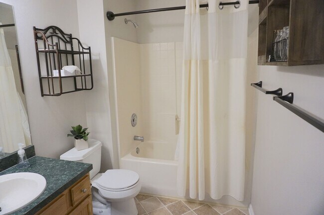 Building Photo - 3 BED | 2.5 BATH | POOLER