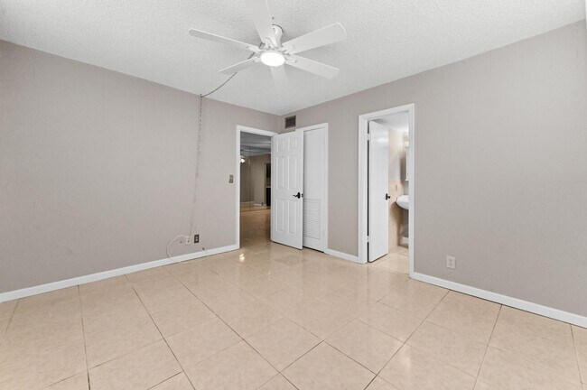 Building Photo - 3910 Crystal Lake Dr