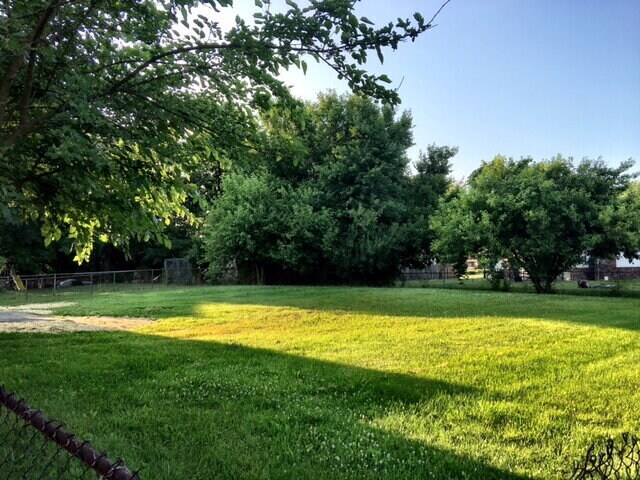 Building Photo - WEST SIDE 5 BR SPLIT LEVEL HOME AVAILABLE NOW!