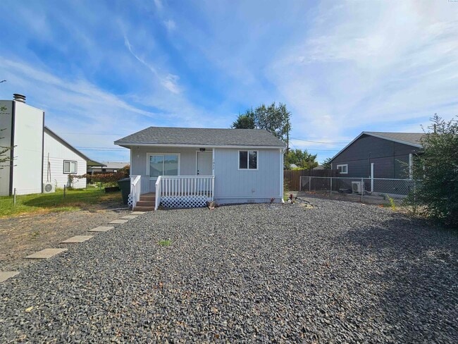 Building Photo - Charming Central Richland Rambler