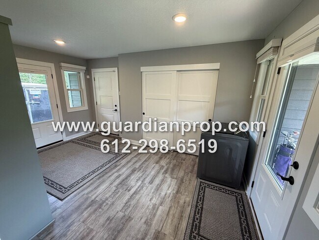 Building Photo - Fully Updated House on 3 1/2 Acres for Oct...