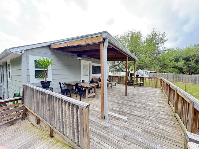 Building Photo - 879 Christmas Rd